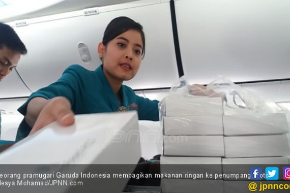 Garuda Indonesia Delay, Pramugari Bagi-Bagi Snack - JPNN.COM