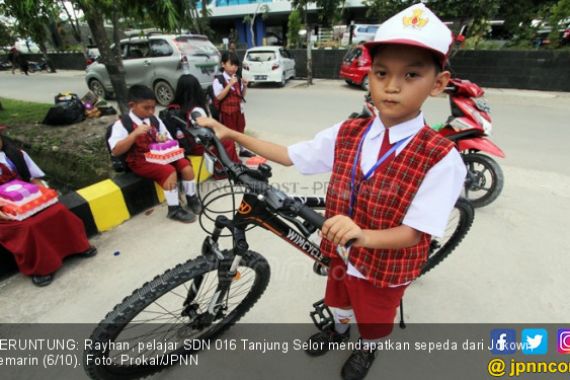 Disuruh Turun dari Panggung, Siswa SD Minta Sepeda ke Jokowi - JPNN.COM