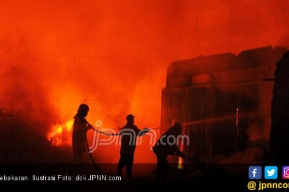 Mau Nonton Kebakaran, Ternyata yang Terbakar Rumah Sendiri - JPNN.COM