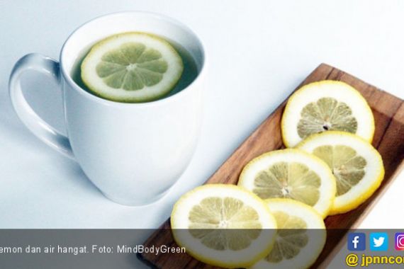 Manfaat Minum Air Panas dengan Lemon Setiap Pagi - JPNN.COM
