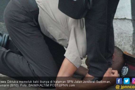 Beberapa Calon Bintara Polri Langsung Cium Kaki Ibu - JPNN.COM