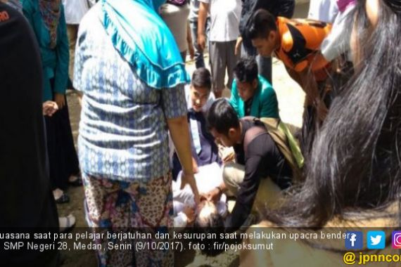 Heboh, Puluhan Pelajar Mendadak Kesurupan saat Upacara - JPNN.COM