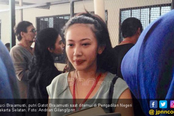 Putri Gatot Brajamusti Ungkap Sisi Lain Keluarga Lewat Buku - JPNN.COM