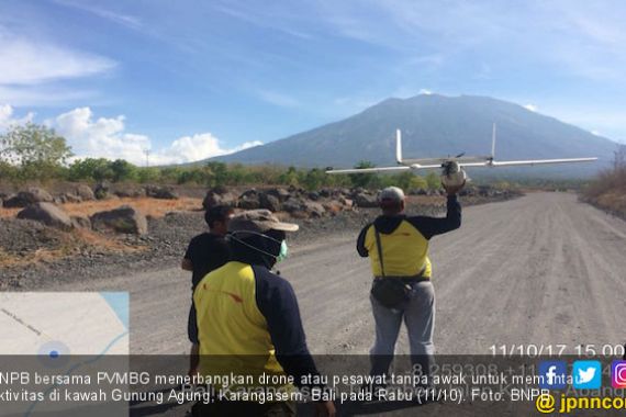 BNPB Pantau Kawah Gunung Agung Menggunakan Drone - JPNN.COM