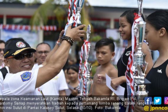 Kazona Tengah Bakamla RI Lepas Peserta di Pantai Kalasey - JPNN.COM