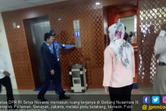 Setya Novanto Mulai Ngantor, Lewat Pintu Belakang - JPNN.COM