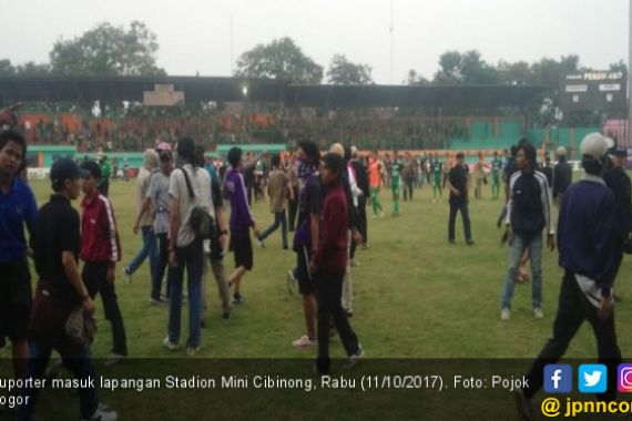 Ricuh Usai Persita vs PSMS, Perang Batu, Suporter Terluka - JPNN.COM