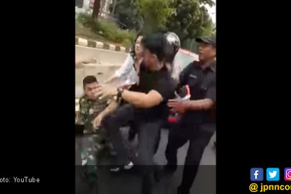 Gara-Gara Sampah, Anggota TNI Duel di Tengah Jalan - JPNN.COM