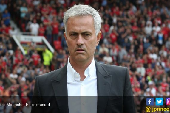 Berapa Bus Tingkat Dibawa Jose Mourinho ke Markas Liverpool? - JPNN.COM