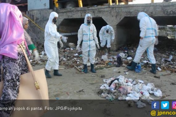 Ratusan Sampah Popok Bertebaran di Pantai - JPNN.COM