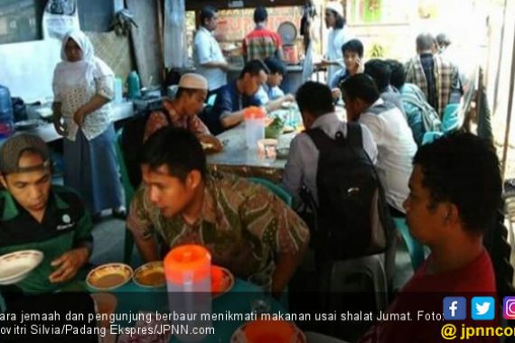 Darmis Gratiskan Makanan untuk Jemaah Salat Jumat - JPNN.COM