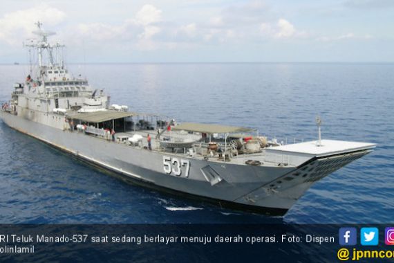 KRI Teluk Manado Debarkasi Satgas Pamtas RI-Malaysia - JPNN.COM