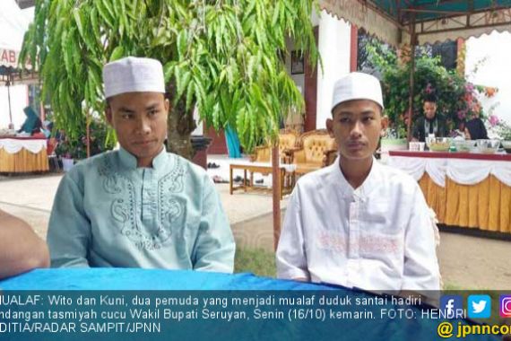 2 Pemuda Jadi Mualaf di Depan Wakil Bupati - JPNN.COM