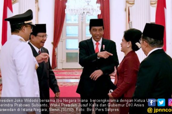 Ssttt, Bu Iriana Jokowi Mencolek Pak Prabowo - JPNN.COM