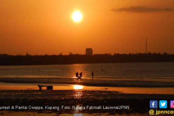 Sunset Romantis di Pantai Oesapa - JPNN.COM