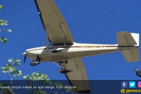 Pilot Lempar Puluhan Kalkun dari Atas Pesawat - JPNN.COM