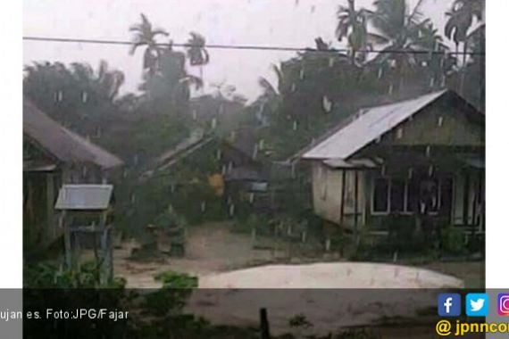 Hujan Es, Warga Lari Berhamburan - JPNN.COM