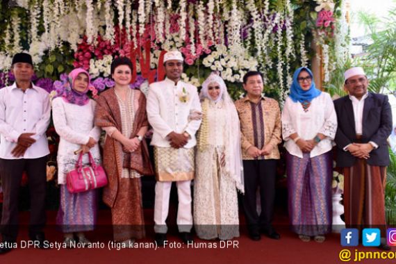 Hadiri Pernikahan Warga di Kupang, Novanto Diserbu Ibu-Ibu - JPNN.COM