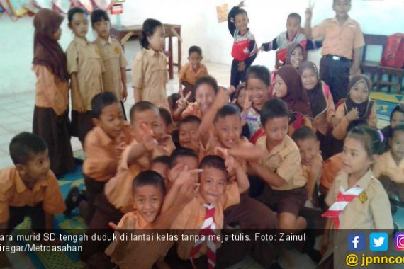 Meja Kursi Disita, Para Murid SD Ini Belajar di Lantai - JPNN.COM