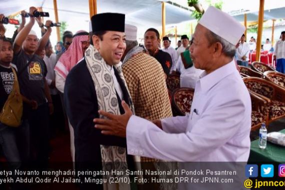 Bersarung, Novanto Hadiri Peringatan Hari Santri Nasional - JPNN.COM