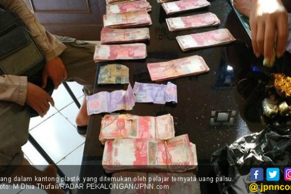 Pelajar Temukan Uang Puluhan Juta Nyangkut di Pohon, Heboh - JPNN.COM