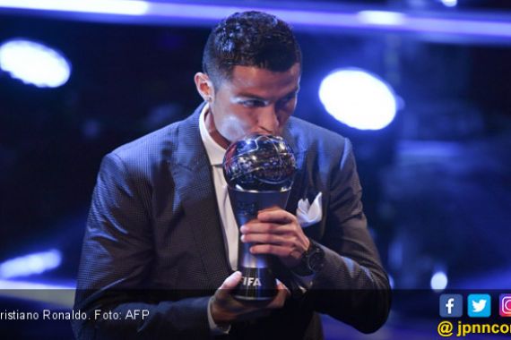 Jadi Pemain Terbaik FIFA, Cristiano Ronaldo Tak Lupa Messi - JPNN.COM