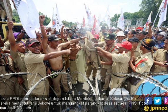 Bakar Seragam, Ribuan Perangkat Desa Tuntut Janji Jokowi - JPNN.COM