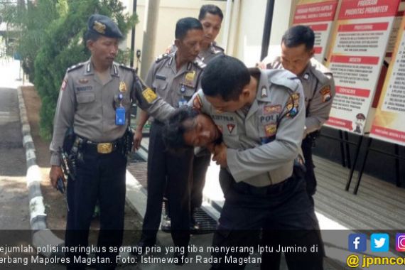 Pria Ini Tiba-tiba Menyerang Polisi di Mapolres - JPNN.COM