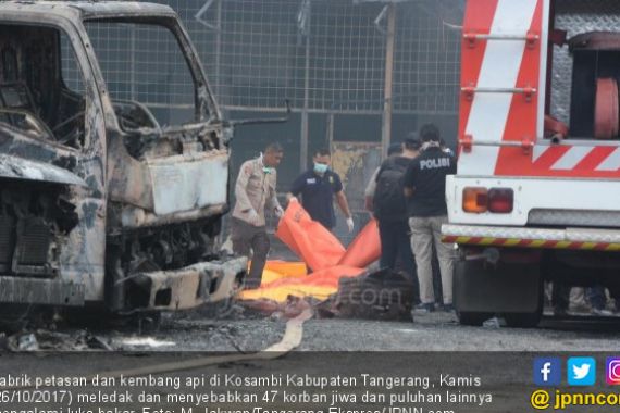 Beberapa Buruh Pabrik Petasan Lari, Api Masih Membakar Tubuh - JPNN.COM