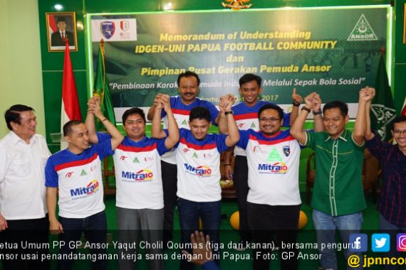 Gus Yaqut: Jadikan Sepak Bola Alat Pemersatu Bangsa - JPNN.COM