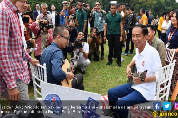 Lihat, Pak Jokowi Kumpul Bareng Anak Muda di Istana Bogor - JPNN.COM