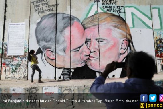 Ada Trump dan Netanyahu Berciuman di Tembok Tepi Barat - JPNN.COM