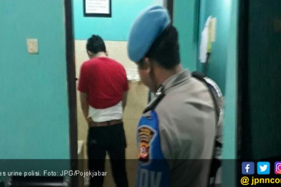 Personel Polisi Pipis Dijaga Anggota Propam - JPNN.COM