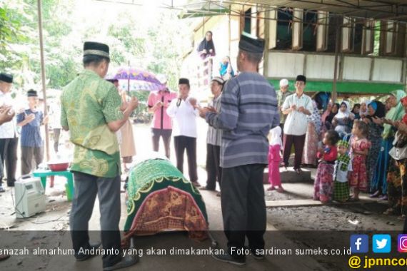 Duarrr, Agus Tewas Disambar Petir saat Mengendarai Motor - JPNN.COM