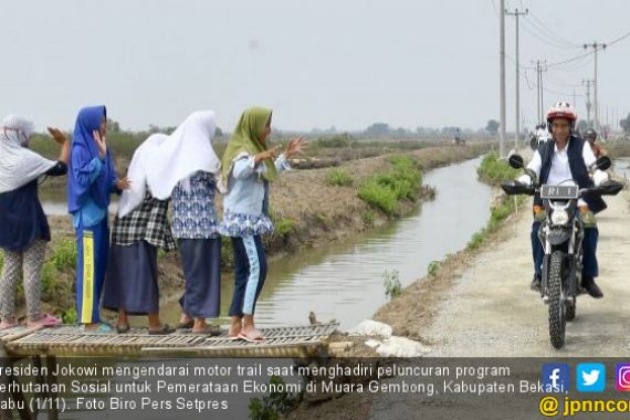 Presiden Jokowi Beraksi Lagi dengan Motor Trail, Keren Pak! - JPNN.COM