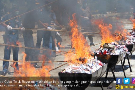 BC Teluk Bayur Musnahkan Barang Ilegal Senilai Rp 6 Miliar - JPNN.COM