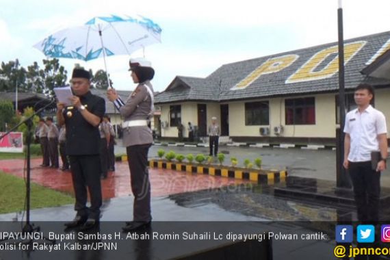 Ehem, Pak Bupati Dipayungi Polwan Cantik - JPNN.COM