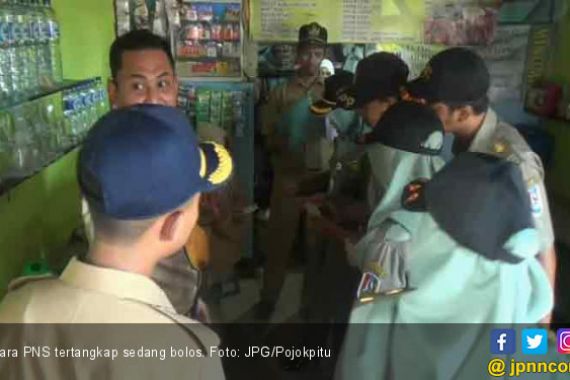 Asyik Nongkrong di Warung, PNS Terciduk Satpol PP - JPNN.COM