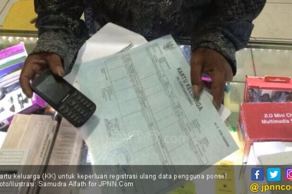 Urus KK Ditolak, Warga Bawa Mandau di Kantor Disdukcapil - JPNN.COM