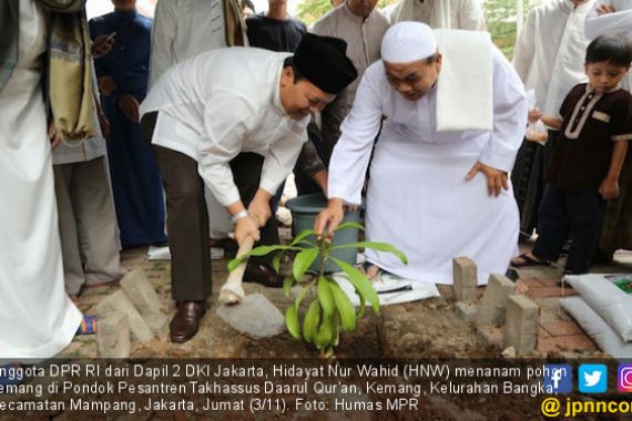 Reses, HNW Tanam Pohon Kemang di Jaksel - JPNN.COM