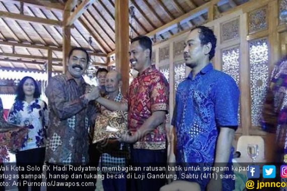 Jokowi Mantu, Wako Solo Bagi-bagi Seragam Batik - JPNN.COM