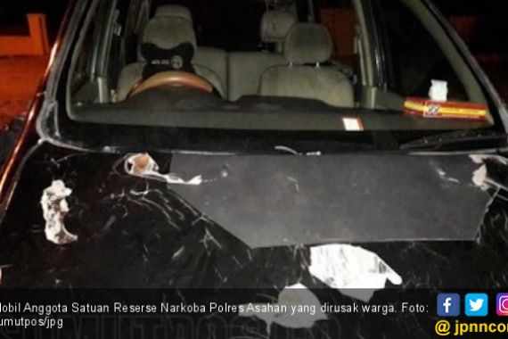 Bandar Narkoba Diciduk, Mobil Polisi Dirusak Ratusan Warga - JPNN.COM