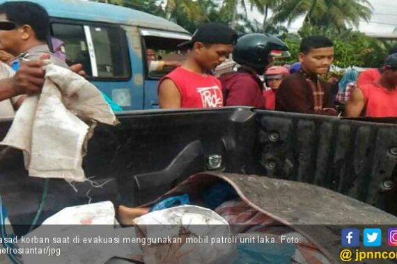 Tragis, Jatuh dari Boncengan Suami, Istri Tewas Digilas Truk - JPNN.COM