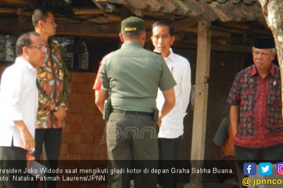 Jokowi Pantau Gladi Kotor Nikahan Anaknya di Pinggir Jalan - JPNN.COM
