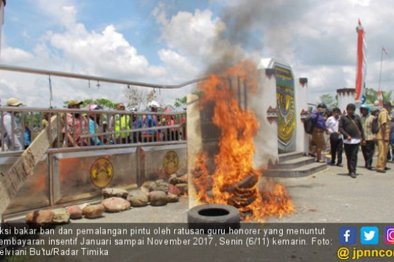 10 Bulan Tanpa Insentif, Ratusan Guru Blokade Kantor Bupati - JPNN.COM