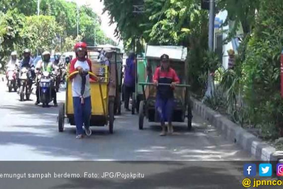 Puluhan Pemungut Sampah Geruduk DPRD dengan Gerobak - JPNN.COM