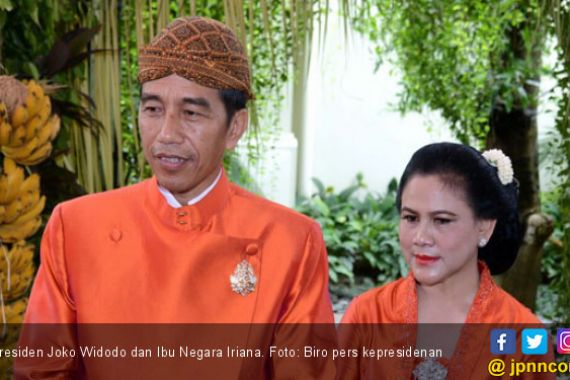 Pak Jokowi Gendong Kahiyang, Para Tamu Senyum-Senyum - JPNN.COM