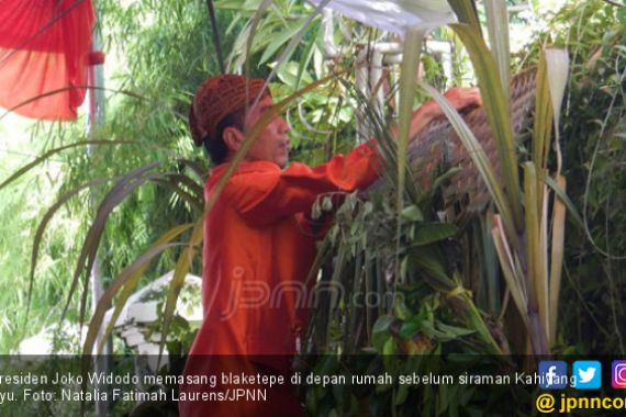 Siraman Kahiyang, Jokowi Pasang Blaketepe Depan Rumah - JPNN.COM