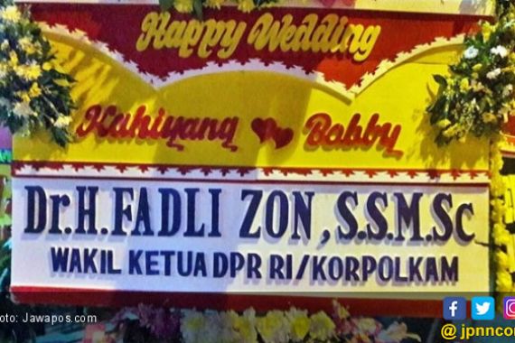 Tuh, Karangan Bunga dari Fadli Zon untuk Kahiyang-Bobby - JPNN.COM