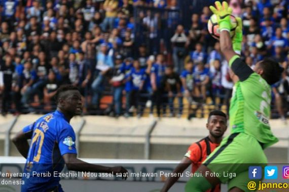 Ezechiel N'douassel Bakal Hengkang dari Persib Bandung - JPNN.COM